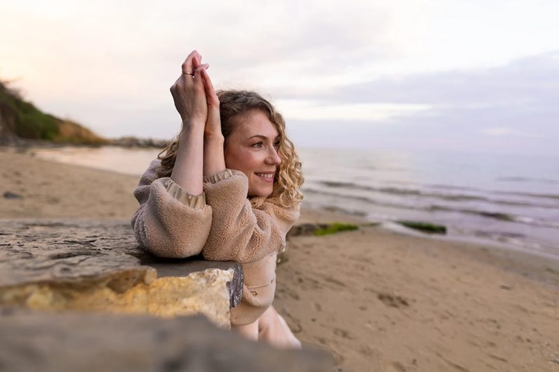 Женщина на камне у моря